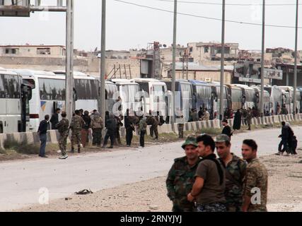 (180324) -- GHOUTA ORIENTALE, 24 mars 2018 -- des bus transportent les rebelles et leurs familles alors qu'ils quittent la capitale Damas, la campagne de la Ghouta orientale, en Syrie, le 23 mars 2018. L'armée syrienne a pris le contrôle de 90 pour cent de la capitale Damas, la région de la Ghouta orientale, alors que les rebelles demandent de partir sous une offensive militaire lourde. zf) SYRIE-GHOUTA ORIENTALE-HARASTA-REBELLES-ÉVACUATION AmmarxSafarjalani PUBLICATIONxNOTxINxCHN Banque D'Images