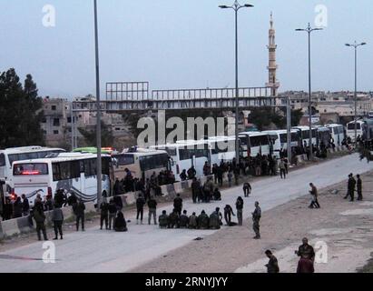 (180324) -- GHOUTA ORIENTALE, 24 mars 2018 -- des bus transportent les rebelles et leurs familles alors qu'ils quittent la capitale Damas, la campagne de la Ghouta orientale, en Syrie, le 23 mars 2018. L'armée syrienne a pris le contrôle de 90 pour cent de la capitale Damas, la région de la Ghouta orientale, alors que les rebelles demandent de partir sous une offensive militaire lourde. zf) SYRIE-GHOUTA ORIENTALE-HARASTA-REBELLES-ÉVACUATION AmmarxSafarjalani PUBLICATIONxNOTxINxCHN Banque D'Images