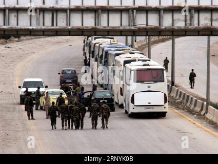 (180324) -- GHOUTA ORIENTALE, 24 mars 2018 -- des bus transportent les rebelles et leurs familles alors qu'ils quittent la capitale Damas, la campagne de la Ghouta orientale, en Syrie, le 23 mars 2018. L'armée syrienne a pris le contrôle de 90 pour cent de la capitale Damas, la région de la Ghouta orientale, alors que les rebelles demandent de partir sous une offensive militaire lourde. zf) SYRIE-GHOUTA ORIENTALE-HARASTA-REBELLES-ÉVACUATION AmmarxSafarjalani PUBLICATIONxNOTxINxCHN Banque D'Images