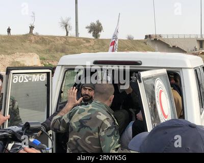 (180324) -- GHOUTA ORIENTALE, le 24 mars 2018 - des personnes enlevées sont vues à l'intérieur d'une ambulance dans la capitale syrienne, Damas, Ghouta orientale, le 24 mars 2018. Au total, huit personnes enlevées par les rebelles dans la capitale syrienne Damas, la Ghouta orientale, ont été libérées samedi en vertu d’un nouvel accord. Hummam Sheikh Ali) SYRIE-GHOUTA ORIENTALE-KIDNAPPÉ-LIBÉRATION ZhengxYihan PUBLICATIONxNOTxINxCHN Banque D'Images