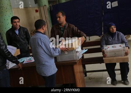 (180325) -- LE CAIRE, le 25 mars 2018 -- des agents électoraux distribuent des bulletins de vote pour la prochaine élection présidentielle dans un bureau de vote du Caire, en Égypte, le 25 mars 2018. L élection présidentielle égyptienne de 2018 se tiendra du 26 au 28 mars. ) (Zxj) EGYPTE-CAIRE-ÉLECTION PRÉSIDENTIELLE AhmedxGomaa PUBLICATIONxNOTxINxCHN Banque D'Images