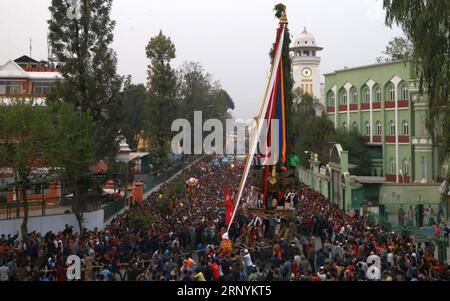 (180325) -- KATMANDOU, le 25 mars 2018 -- les dévots hindous tirent le char de Seto Machhendranath de Teendhara Pathsala vers Ason Tole pour marquer le début du festival Seto Machhendranath chariot à Katmandou, Népal, le 25 mars 2018.) (yk) NEPAL-KATHMANDU-SET MACHHENDRANATH CHAR FESTIVAL sunilxsharma PUBLICATIONxNOTxINxCHN Banque D'Images