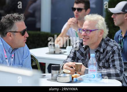 (180325) -- MELBOURNE, le 25 mars 2018 -- Jacques Villeneuve (R), ancien pilote canadien de F1, s'entretient avec un ami lors du Grand Prix australien de Formule 1 2018 à Melbourne, en Australie, le 25 mars 2018. )(dx) (SP)AUSTRALIA-MELBOURNE-F1-AUSTRALIAN GRAND PRIX BaixXuefei PUBLICATIONxNOTxINxCHN Banque D'Images