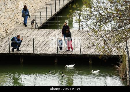 (180326) -- VALENCE, le 26 mars 2018 -- les visiteurs nourrissent les canards au zoo bioparc de Valence, Espagne, le 25 mars 2018. )(jmmn) ESPAGNE-VALENCIA-BIOPARC ZOO GuoxQiuda PUBLICATIONxNOTxINxCHN Banque D'Images