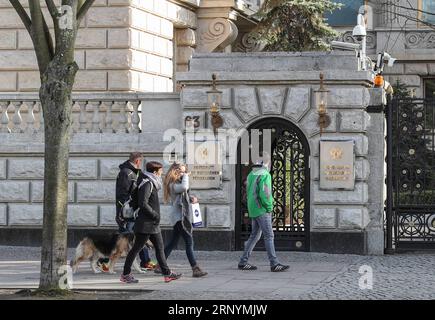 (180326) -- BERLIN, le 26 mars 2018 -- des piétons passent devant l'ambassade de Russie à Berlin, capitale de l'Allemagne, le 26 mars 2018. L'Allemagne a annoncé lundi qu'elle expulserait quatre diplomates russes sur l'empoisonnement de l'ancien agent double Sergei Skripal et sa fille en Grande-Bretagne. (Jmmn) ALLEMAGNE-BERLIN-RUSSIE-DIPLOMATES-EXPULSÉS ShanxYuqi PUBLICATIONxNOTxINxCHN Banque D'Images