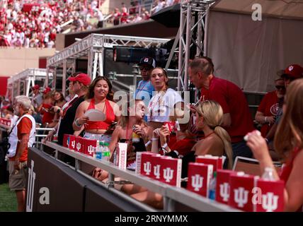 Bloomington, États-Unis. 02 septembre 2023. BLOOMINGTON, INDIANA - 2 SEPTEMBRE : les fans sont assis dans des boîtes de luxe sur la zone de fin cette année lors d'un match de football NCAA entre l'Université de l'Indiana et Ohio State le 2 septembre 2023 à Bloomington, Indiana. Les Buckeyes ont battu les Hoosiers 23-3. Les sièges de luxe sont nouveaux cette année. ( Crédit : Jeremy Hogan/Alamy Live News Banque D'Images