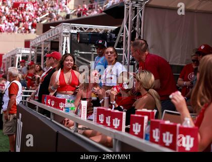 Bloomington, États-Unis. 02 septembre 2023. BLOOMINGTON, INDIANA - 2 SEPTEMBRE : les fans sont assis dans des boîtes de luxe sur la zone de fin cette année lors d'un match de football NCAA entre l'Université de l'Indiana et Ohio State le 2 septembre 2023 à Bloomington, Indiana. Les Buckeyes ont battu les Hoosiers 23-3. Les sièges de luxe sont nouveaux cette année. ( Crédit : Jeremy Hogan/Alamy Live News Banque D'Images