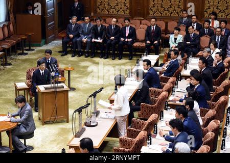 (180327) -- TOKYO, 27 mars 2018 -- Nobuhisa Sagawa (C L), ancien chef de l'Agence nationale des impôts, comparaît comme témoin assermenté à la Diète, législature bicamérale du Japon, à Tokyo, Japon, le 27 mars 2018. Un personnage clé dans un scandale de falsification de documents impliquant le ministère des Finances du Japon est apparu mardi à la Diète pour témoigner sous serment sur la falsification de documents gouvernementaux liés à la vente fortement à prix réduit de terres domaniales à un opérateur d'école nationaliste. Nobuhisa Sagawa, ancien directeur de l'agence fiscale nationale, qui était auparavant chargé de s'occuper de la vente des terres, a démissionné de son poste Banque D'Images