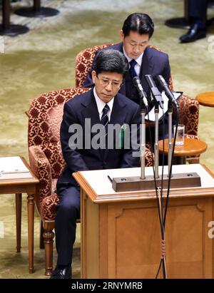 (180327) -- TOKYO, le 27 mars 2018 -- Nobuhisa Sagawa, ancien chef de l'Agence nationale des impôts (front), comparaît comme témoin assermenté à la Diète, législature bicamérale du Japon, à Tokyo, Japon, le 27 mars 2018. Un personnage clé dans un scandale de falsification de documents impliquant le ministère des Finances du Japon est apparu mardi à la Diète pour témoigner sous serment sur la falsification de documents gouvernementaux liés à la vente fortement à prix réduit de terres domaniales à un opérateur d'école nationaliste. Nobuhisa Sagawa, ancien directeur de l'agence fiscale nationale, qui était auparavant chargé de s'occuper de la vente des terres, a démissionné Banque D'Images