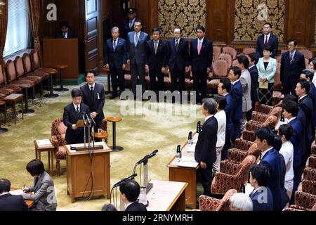 (180327) -- TOKYO, 27 mars 2018 -- Nobuhisa Sagawa (C L), ancien chef de l'Agence nationale des impôts, comparaît comme témoin assermenté à la Diète, législature bicamérale du Japon, à Tokyo, Japon, le 27 mars 2018. Un personnage clé dans un scandale de falsification de documents impliquant le ministère des Finances du Japon est apparu mardi à la Diète pour témoigner sous serment sur la falsification de documents gouvernementaux liés à la vente fortement à prix réduit de terres domaniales à un opérateur d'école nationaliste. Nobuhisa Sagawa, ancien directeur de l'agence fiscale nationale, qui était auparavant chargé de s'occuper de la vente des terres, a démissionné de son poste Banque D'Images