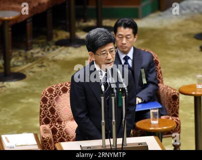 (180327) -- TOKYO, le 27 mars 2018 -- Nobuhisa Sagawa, ancien chef de l'Agence nationale des impôts (front), comparaît comme témoin assermenté à la Diète, législature bicamérale du Japon, à Tokyo, Japon, le 27 mars 2018. Un personnage clé dans un scandale de falsification de documents impliquant le ministère des Finances du Japon est apparu mardi à la Diète pour témoigner sous serment sur la falsification de documents gouvernementaux liés à la vente fortement à prix réduit de terres domaniales à un opérateur d'école nationaliste. Nobuhisa Sagawa, ancien directeur de l'agence fiscale nationale, qui était auparavant chargé de s'occuper de la vente des terres, a démissionné Banque D'Images