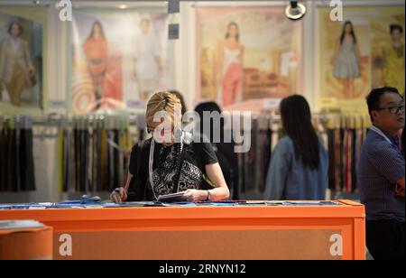 (180327) -- BEIJING, le 27 mars 2018 -- visite du salon China textile and Apparel à New York, États-Unis, le 21 juillet 2015. Plus de 600 entreprises de Chine ont montré leurs produits à ce salon professionnel. Un énorme déficit commercial avec la Chine serait à l origine du plan de l administration américaine visant à imposer des droits de douane sur les importations chinoises pouvant atteindre 60 milliards de dollars américains et à restreindre les investissements chinois. Mais les données mentent parfois, et pourraient protéger la vue d'ensemble. ) (djj) titres de Xinhua : la vérité derrière les déséquilibres commerciaux sino-américains WangxLei PUBLICATIONxNOTxINxCHN Banque D'Images