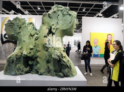 (180327) -- HONG KONG, le 27 mars 2018 -- Un visiteur regarde une exposition pendant Art Basel Hong Kong 2018 au Hong Kong Convention and Exhibition Centre dans le sud de la Chine, Hong Kong, le 27 mars 2018. L'édition 2018 d'Art Basel Hong Kong a été inaugurée mardi, présentant des expositions d'art moderne et contemporain de 248 galeries dans 32 pays et régions. L'événement sera ouvert aux visiteurs du public du 29 au 31 mars. ) (lmm) CHINA-HONG KONG-ART BASEL-EXHIBITION (CN) LixPeng PUBLICATIONxNOTxINxCHN Banque D'Images