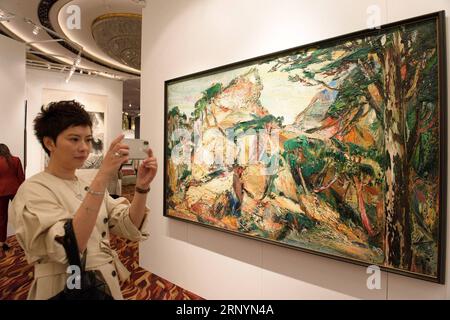 (180327) -- HONG KONG, le 27 mars 2018 -- Un visiteur prend des photos d'œuvres d'art lors des ventes aux enchères Poly de Hong Kong au printemps 2018 dans le sud de la Chine Hong Kong, le 27 mars 2018.) (lmm) CHINA-HONG KONG-POLY-AUCTIONS (CN) QinxQing PUBLICATIONxNOTxINxCHN Banque D'Images