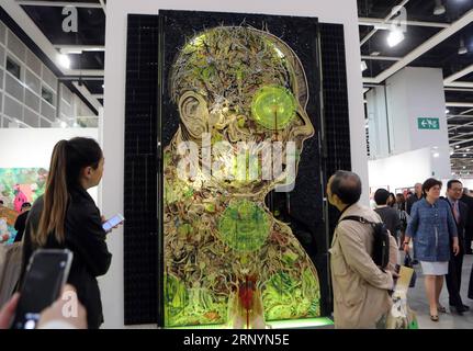 (180327) -- HONG KONG, 27 mars 2018 -- les visiteurs regardent une exposition dans le cadre d'Art Basel Hong Kong 2018 au Centre de congrès et d'expositions de Hong Kong dans le sud de la Chine, Hong Kong, le 27 mars 2018. L'édition 2018 d'Art Basel Hong Kong a été inaugurée mardi, présentant des expositions d'art moderne et contemporain de 248 galeries dans 32 pays et régions. L'événement sera ouvert aux visiteurs du public du 29 au 31 mars. ) (lmm) CHINA-HONG KONG-ART BASEL-EXHIBITION (CN) LixPeng PUBLICATIONxNOTxINxCHN Banque D'Images