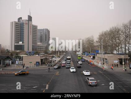 (180328) -- PÉKIN, le 28 mars 2018 -- des véhicules roulent sur une route à Pékin, capitale de la Chine, le 28 mars 2018. La poussière flottante a frappé Pékin mercredi. )(mcg) CHINA-BEIJING-WEATHER-DUST (CN) ZhangxChenlin PUBLICATIONxNOTxINxCHN Banque D'Images