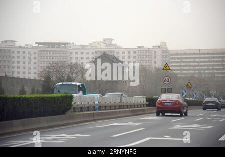 (180328) -- PÉKIN, le 28 mars 2018 -- des véhicules roulent sur une route à Pékin, capitale de la Chine, le 28 mars 2018. La poussière flottante a frappé Pékin mercredi. ) (MCG) CHINA-BEIJING-WEATHER-DUST (CN) ChenxYehua PUBLICATIONxNOTxINxCHN Banque D'Images