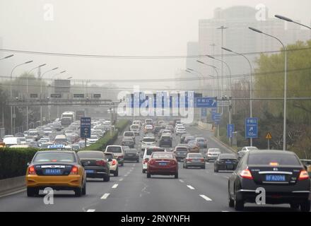 (180328) -- PÉKIN, le 28 mars 2018 -- des véhicules roulent sur une route à Pékin, capitale de la Chine, le 28 mars 2018. La poussière flottante a frappé Pékin mercredi. )(mcg) CHINA-BEIJING-WEATHER-DUST (CN) ChenxYehua PUBLICATIONxNOTxINxCHN Banque D'Images