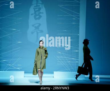(180328) -- PÉKIN, 28 mars 2018 -- des mannequins présentent des créations conçues par Deng Zhaoping lors de la China Fashion week à Pékin, capitale de la Chine, le 28 mars 2018.) (Zwx) CHINA-BEIJING-FASHION WEEK-DENG ZHAOPING (CN) ChenxJianli PUBLICATIONxNOTxINxCHN Banque D'Images