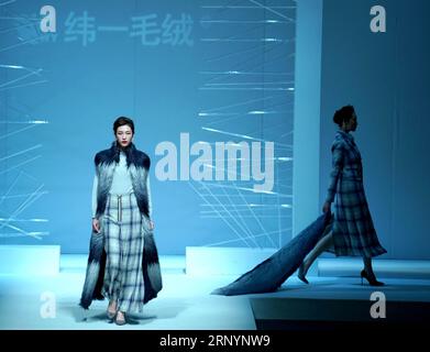 (180328) -- PÉKIN, 28 mars 2018 -- des mannequins présentent des créations conçues par Deng Zhaoping lors de la China Fashion week à Pékin, capitale de la Chine, le 28 mars 2018.) (Zwx) CHINA-BEIJING-FASHION WEEK-DENG ZHAOPING (CN) ChenxJianli PUBLICATIONxNOTxINxCHN Banque D'Images