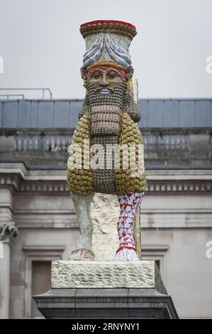 (180328) -- LONDRES, le 28 mars 2018 -- une photo prise le 28 mars 2018 montre la sculpture de Michael Rakowitz, l'ennemi invisible ne devrait pas exister sur le quatrième Plinth à Trafalgar Square, en Grande-Bretagne. La sculpture faite à partir de 10 500 boîtes de sirop de dattes irakiennes vides, est une réplique de Lamassu, un taureau ailé et divinité protectrice, qui se tenait à l'entrée de la porte Nergal de Ninive de 700 av. J.-C. jusqu'à ce qu'elle soit détruite par l'Etat islamique en 2015. Il s'agit du 12e travail à apparaître sur le quatrième Plinthe depuis le début du programme de mise en service en 1998, et sera sur le socle jusqu'en mars 2020. )(ZJL) BRITAIN-LONDON-FOUR Banque D'Images
