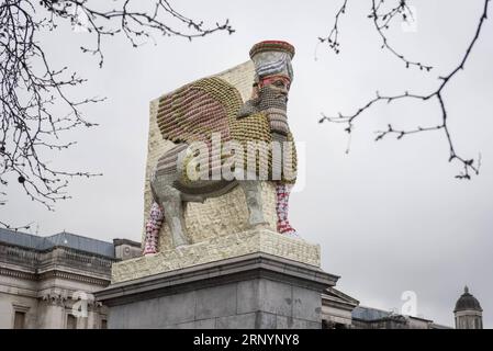 (180328) -- LONDRES, le 28 mars 2018 -- une photo prise le 28 mars 2018 montre la sculpture de Michael Rakowitz, l'ennemi invisible ne devrait pas exister sur le quatrième Plinth à Trafalgar Square, en Grande-Bretagne. La sculpture faite à partir de 10 500 boîtes de sirop de dattes irakiennes vides, est une réplique de Lamassu, un taureau ailé et divinité protectrice, qui se tenait à l'entrée de la porte Nergal de Ninive de 700 av. J.-C. jusqu'à ce qu'elle soit détruite par l'Etat islamique en 2015. Il s'agit du 12e travail à apparaître sur le quatrième Plinthe depuis le début du programme de mise en service en 1998, et sera sur le socle jusqu'en mars 2020. )(ZJL) BRITAIN-LONDON-FOUR Banque D'Images
