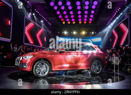 Themen der Woche Bilder des Tages (180329) -- CHANGCHUN, le 29 mars 2018 -- un vus Audi Q5L est présenté lors de la cérémonie de lancement de la nouvelle usine Audi Q de FAW-Volkswagen à Changchun, dans la province de Jilin du nord-est de la Chine, le 29 mars 2018. FAW-Volkswagen a lancé une nouvelle usine Audi Q jeudi. La nouvelle usine est conçue avec une capacité de production annuelle de 150 000 véhicules Audi Q de la gamme. ) (lmm) CHINA-CHANGCHUN-AUTOMOBILE-AUDI Q-PLANT (CN) XuxChang PUBLICATIONxNOTxINxCHN Banque D'Images