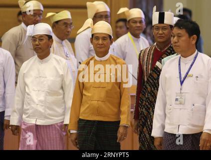 (180330) -- NAY PYI TAW, le 30 mars 2018 -- U Win Myint (C) arrive pour assister à la cérémonie d'assermentation au Parlement de l'Union à Nay Pyi Taw, Myanmar, le 30 mars 2018. U Win Myint a prêté serment en tant que président du pays vendredi. U Aung) (zcc) MYANMAR-NAY PYI TAW-PRÉSIDENT yangon PUBLICATIONxNOTxINxCHN Banque D'Images