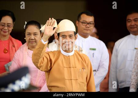 Themen der Woche Bilder des Tages (180330) -- NAY PYI TAW, 30 mars 2018 -- U Win Myint (C) fait signe aux médias après avoir prêté serment au Parlement de l'Union à Nay Pyi Taw, Myanmar, le 30 mars 2018. U Win Myint a prêté serment en tant que président du pays vendredi. U Aung) (zcc) MYANMAR-NAY PYI TAW-PRÉSIDENT yangon PUBLICATIONxNOTxINxCHN Banque D'Images