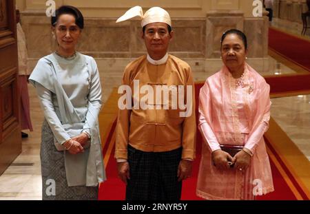 (180330) -- NAY PYI TAW, 30 MARS 2018 -- le président du Myanmar U Win Myint (C), la conseillère d'État du Myanmar Aung San Suu Kyi (L) et Cho Cho, épouse du président, posent pour des photos après la cérémonie d'accueil du nouveau président du Myanmar à la maison du président à Nay Pyi Taw, Myanmar, le 30 mars 2018. Le président élu du Myanmar, U Win Myint, a prêté serment vendredi en tant que nouveau président du pays et s est engagé à poursuivre trois objectifs en tant que priorités. /Pool) (jmmn) MYANMAR-NAY PYI TAW-PRÉSIDENT KoxLatt PUBLICATIONxNOTxINxCHN Banque D'Images