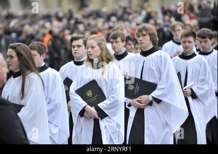 (180331) -- CAMBRIDGE, le 31 mars 2018 -- les membres du chœur arrivent aux funérailles privées du physicien britannique Stephen Hawking à l'église Great St Mary s de Cambridge, en Grande-Bretagne, le 31 mars 2018. Les funérailles du professeur Stephen Hawking ont eu lieu samedi dans une église près de l'université de Cambridge où il a été un camarade pendant plus d'un demi-siècle. BRITAIN-CAMBRIDGE-STEPHEN HAWKING-FUNERAL StephenxChung PUBLICATIONxNOTxINxCHN Banque D'Images