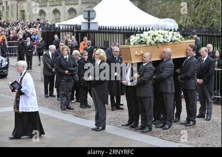 (180331) -- CAMBRIDGE, le 31 mars 2018 -- le cercueil du physicien britannique Stephen Hawking est transporté dans l'église Great St Mary à Cambridge, en Grande-Bretagne, le 31 mars 2018. Les funérailles du professeur Stephen Hawking ont eu lieu samedi dans une église près de l'université de Cambridge où il a été un camarade pendant plus d'un demi-siècle. BRITAIN-CAMBRIDGE-STEPHEN HAWKING-FUNERAL StephenxChung PUBLICATIONxNOTxINxCHN Banque D'Images