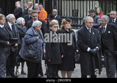 (180331) -- CAMBRIDGE, le 31 mars 2018 -- des membres de la famille et des amis assistent aux funérailles privées du physicien britannique Stephen Hawking à l'église Great St Mary s à Cambridge, en Grande-Bretagne, le 31 mars 2018. Les funérailles du professeur Stephen Hawking ont eu lieu samedi dans une église près de l'université de Cambridge où il a été un camarade pendant plus d'un demi-siècle. BRITAIN-CAMBRIDGE-STEPHEN HAWKING-FUNERAL StephenxChung PUBLICATIONxNOTxINxCHN Banque D'Images