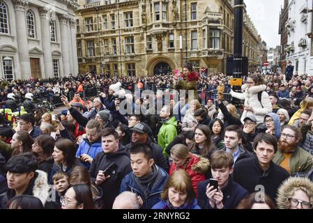 (180331) -- CAMBRIDGE, le 31 mars 2018 -- les gens se pressent dans la rue près de l'église Great St Mary où se tiennent les funérailles privées du physicien britannique Stephen Hawking à Cambridge, en Grande-Bretagne, le 31 mars 2018. Les funérailles du professeur Stephen Hawking ont eu lieu samedi dans une église près de l'université de Cambridge où il a été un camarade pendant plus d'un demi-siècle. BRITAIN-CAMBRIDGE-STEPHEN HAWKING-FUNERAL StephenxChung PUBLICATIONxNOTxINxCHN Banque D'Images