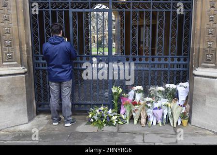 (180331) -- CAMBRIDGE, le 31 mars 2018 -- des fleurs sont déposées à l'extérieur du Gonville and Caius College le jour où les funérailles privées du physicien britannique Stephen Hawking ont lieu à l'église Great St Mary de Cambridge, en Grande-Bretagne, le 31 mars 2018. Les funérailles du professeur Stephen Hawking ont eu lieu samedi dans une église près de l'université de Cambridge où il a été un camarade pendant plus d'un demi-siècle. BRITAIN-CAMBRIDGE-STEPHEN HAWKING-FUNERAL StephenxChung PUBLICATIONxNOTxINxCHN Banque D'Images