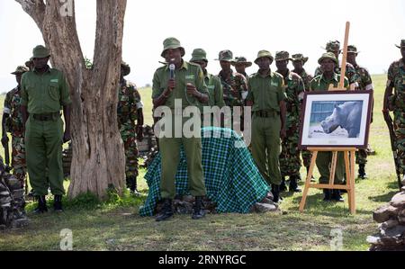 (180331) -- LAIKIPIA (KENYA), 31 mars 2018 -- Un représentant des gardiens du Soudan, le seul rhinocéros blanc masculin du Nord du monde tardif, prononce un discours lors du service commémoratif à la conservation OL Pejeta dans le comté de Laikipia, au nord du Kenya, le 31 mars 2018. Samedi, les responsables kényans de la protection de la faune et de la flore sauvages ont convergé à OL Pejeta Conservancy, dans le nord du Kenya, où a eu lieu un service commémoratif en l'honneur du seul rhinocéros blanc mâle du nord du dernier monde, affectueusement nommé Soudan. KENYA-LAIKIPIA-MÂLE TARDIF RHINO-SOUDAN-MEMORIAL SERVICE L Banque D'Images