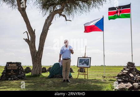 (180331) -- LAIKIPIA (KENYA), 31 mars 2018 -- Richard Vigne, PDG d'OL Pejeta Conservancy, prononce un discours lors du service commémoratif pour le seul rhinocéros blanc masculin du nord du Soudan restant à OL Pejeta Conservancy dans le comté de Laikipia, au nord du Kenya, le 31 mars 2018. Samedi, les responsables kényans de la protection de la faune et de la flore sauvages ont convergé à OL Pejeta Conservancy, dans le nord du Kenya, où a eu lieu un service commémoratif en l'honneur du seul rhinocéros blanc mâle du nord du dernier monde, affectueusement nommé Soudan. KENYA-LAIKIPIA-MÂLE TARDIF RHINO-SOUDAN-MEMORIAL SERVICE Banque D'Images