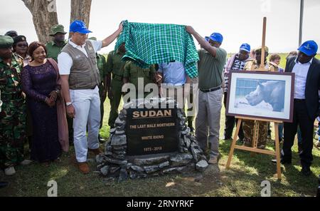 (180331) -- LAIKIPIA (KENYA), 31 mars 2018 -- Najib Balala (3e L, devant), secrétaire du Cabinet kenyan au Tourisme et à la faune sauvage, dévoile la pierre tombale du Soudan, le seul rhinocéros blanc mâle du Nord restant au monde, dans OL Pejeta Conservancy dans le comté de Laikipia, au nord du Kenya, le 31 mars 2018. Samedi, les responsables kényans de la protection de la faune et de la flore sauvages ont convergé à OL Pejeta Conservancy, dans le nord du Kenya, où a eu lieu un service commémoratif en l'honneur du seul rhinocéros blanc mâle du nord du dernier monde, affectueusement nommé Soudan. KENYA-LAIKIPIA-MÂLE TARDIF RHINO-SOUDAN-MEMORI Banque D'Images