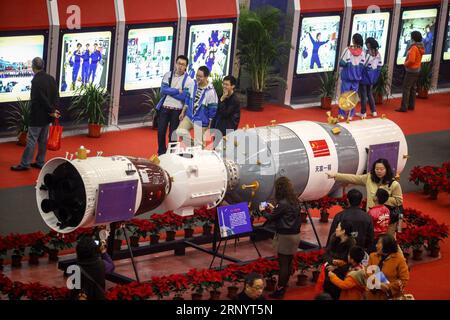 (180402) -- PÉKIN, 2 avril 2018 -- les gens regardent une maquette de l'engin spatial habité Shenzhou-10 amarré au module de laboratoire spatial Tiangong-1 lors d'une exposition à Tianjin, dans le nord de la Chine, le 9 novembre 2013.) (lmm) titres de Xinhua : adieu, Tiangong-1 LixXiang PUBLICATIONxNOTxINxCHN Banque D'Images