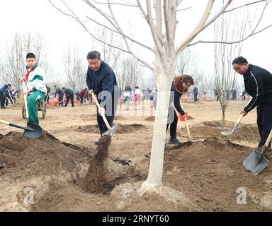 (180402) -- PÉKIN, 2 avril 2018 -- le président chinois Xi Jinping (2e L, front), également secrétaire général du Comité central du Parti communiste chinois et président de la Commission militaire centrale, se joint à une activité volontaire de plantation d'arbres dans la banlieue est de Pékin, capitale de la Chine, le 2 avril 2018. D'autres dirigeants chinois dont Li Keqiang, Li Zhanshu, Wang Yang, Wang Huning, Zhao Leji, Han Zheng et Wang Qishan ont également assisté à l'événement. ) (dhf) CHINA-BEIJING-LEADERS-TREE PLANTING (CN) XiexHuanchi PUBLICATIONxNOTxINxCHN Banque D'Images