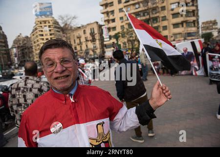 Bilder des Tages (180402) -- LE CAIRE, le 2 avril 2018 -- Un partisan assiste à un rassemblement célébrant la réélection du président égyptien sortant Abdel-Fattah al-Sisi, au Caire, en Égypte, le 2 avril 2018. Le Comité présidentiel égyptien a annoncé lundi que le président sortant Abdel-Fattah al-Sisi avait remporté 97,08 pour cent des voix valides à l'élection présidentielle de 2018. (psw) ÉGYPTE-CAIRE-ÉLECTION PRÉSIDENTIELLE-RÉSULTAT MengxTao PUBLICATIONxNOTxINxCHN Banque D'Images