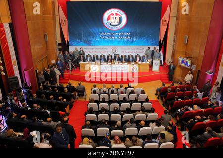 (180402) -- LE CAIRE, 2 avril 2018 -- la photo prise le 2 avril 2018 montre une vue d'ensemble de la conférence de presse tenue par l'Autorité électorale nationale égyptienne (AEN) au Caire, en Égypte. Le Comité présidentiel égyptien a annoncé lundi que le président sortant Abdel-Fattah al-Sisi avait remporté 97,08 pour cent des voix valides à l'élection présidentielle de 2018. (yk) EGYPTE-CAIRE-ÉLECTION PRÉSIDENTIELLE AhmedxGomaa PUBLICATIONxNOTxINxCHN Banque D'Images