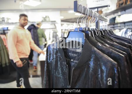 (180404) -- PÉKIN, le 4 avril 2018 -- les vêtements fabriqués en Chine sont en vente dans un magasin Macy à New York, aux États-Unis, le 22 mars 2018.) (rh) titres de Xinhua : le jeu de gifle des tarifs américains menace le système commercial mondial WangxYing PUBLICATIONxNOTxINxCHN Banque D'Images