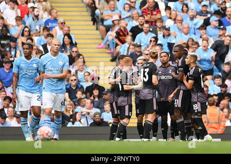 MANCHESTER, ROYAUME-UNI. 2 septembre 2023. Tim Ream de Fulham célèbre avec ses coéquipiers après avoir marqué le premier et unique but de Fulham lors du match de Premier League à l'ETIHAD STADIUM, MANCHESTER. Le crédit photo devrait être : Gary Oakley/Sportimage crédit : Sportimage Ltd/Alamy Live News Banque D'Images