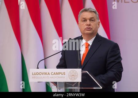 (180404) -- BUDAPEST, 4 avril 2018 -- le Premier ministre hongrois Viktor Orban prononce un discours lors de la cérémonie d'inauguration du campus Ludovika de l'Université nationale de la fonction publique à Budapest, Hongrie, le 4 avril 2018. Dans un discours prononcé ici mercredi, à quelques jours des élections générales hongroises de dimanche, le Premier ministre hongrois Viktor Orban a averti les électeurs des risques de transformer la capitale du pays en ville immigrée si leurs bulletins de vote ne lui parviennent pas. )(rh) HONGRIE-BUDAPEST-ÉLECTIONS GÉNÉRALES-IMMIGRATION AttilaxVolgyi PUBLICATIONxNOTxINxCHN Banque D'Images