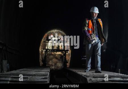 (180405) -- MONTAGNES DE L'ALTUN, 5 avril 2018 -- le constructeur du Yong travaille sur un chantier de construction du chemin de fer Golmud-Korla dans les montagnes de l'Altun, dans la région autonome ouïgoure du Xinjiang, au nord-ouest de la Chine, 4 avril 2018. La ligne de 1 213 km de long, reliant Golmud au Qinghai et Korla au Xinjiang, est la troisième artère ferroviaire reliant le Xinjiang aux provinces voisines. La construction de la ligne Golmud-Korla a débuté en 2014 et le projet devrait durer cinq ans. La ligne réduira le temps de circulation entre Golmud et Korla de 26 heures à 12 heures.) (Ry) CHINA-XINJIANG-RAILWAY-BUILDING (CN) JiangxWenya Banque D'Images