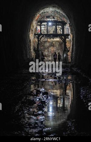 (180405) -- MONTAGNES DE L'ALTUN, 5 avril 2018 -- travaux de constructeurs sur un chantier de construction du chemin de fer Golmud-Korla dans les montagnes de l'Altun, dans la région autonome ouïgoure du Xinjiang du nord-ouest de la Chine, 4 avril 2018. La ligne de 1 213 km de long, reliant Golmud au Qinghai et Korla au Xinjiang, est la troisième artère ferroviaire reliant le Xinjiang aux provinces voisines. La construction de la ligne Golmud-Korla a débuté en 2014 et le projet devrait durer cinq ans. La ligne réduira le temps de circulation entre Golmud et Korla de 26 heures à 12 heures.) (RY) CHINA-XINJIANG-RAILWAY-BUILDING (CN) JIANGXWENYAO PUBLIC Banque D'Images