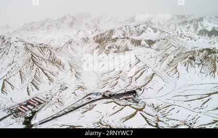 (180405) -- MONTAGNES DE L'ALTUN, 5 avril 2018 -- une photo aérienne prise le 4 avril 2018 montre un chantier de construction du chemin de fer Golmud-Korla dans les montagnes de l'Altun, dans la région autonome ouïgoure du Xinjiang, au nord-ouest de la Chine. La ligne de 1 213 km de long, reliant Golmud au Qinghai et Korla au Xinjiang, est la troisième artère ferroviaire reliant le Xinjiang aux provinces voisines. La construction de la ligne Golmud-Korla a débuté en 2014 et le projet devrait durer cinq ans. La ligne réduira le temps de circulation entre Golmud et Korla de 26 heures à 12 heures.) (Ry) CHINA-XINJIANG-RAILWAY-BUILDING (CN) JiangxWen Banque D'Images