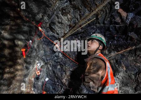 (180405) -- MONTAGNES DE L'ALTUN, 5 avril 2018 -- le constructeur nie Xueyin travaille sur un chantier de construction du chemin de fer Golmud-Korla dans les montagnes de l'Altun, dans la région autonome ouïgoure du Xinjiang du nord-ouest de la Chine, 4 avril 2018. La ligne de 1 213 km de long, reliant Golmud au Qinghai et Korla au Xinjiang, est la troisième artère ferroviaire reliant le Xinjiang aux provinces voisines. La construction de la ligne Golmud-Korla a débuté en 2014 et le projet devrait durer cinq ans. La ligne réduira le temps de circulation entre Golmud et Korla de 26 heures à 12 heures.) (Ry) CHINA-XINJIANG-RAILWAY-BUILDING (CN) JiangxWe Banque D'Images