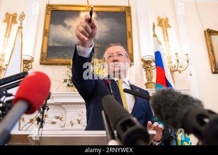 (180405) -- LONDRES, le 5 avril 2018 -- l'ambassadeur de Russie au Royaume-Uni Alexander Yakovenko prononce une conférence de presse à la résidence de l'ambassadeur de Russie à Londres, en Grande-Bretagne, le 5 avril 2018. L'ambassadeur russe au Royaume-Uni Alexander Yakovenko a affirmé jeudi que la communauté internationale n'est pas disposée à s'associer au Royaume-Uni et aux États-Unis sur l'empoisonnement de Sergei Skripal après que la proposition russe d'une enquête conjointe sur l'affaire a été rejetée à un réunion de l ' Organisation pour l ' interdiction des armes chimiques (OIAC) mercredi. ) ROYAUME-UNI-LONDRES-AMBASSADEUR DE RUSSIE-P. Banque D'Images